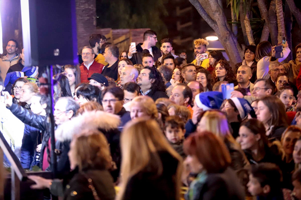 Cientos de personas salieron a recibir a sus majestades desde la llegada al puerto y durante las carrozas
