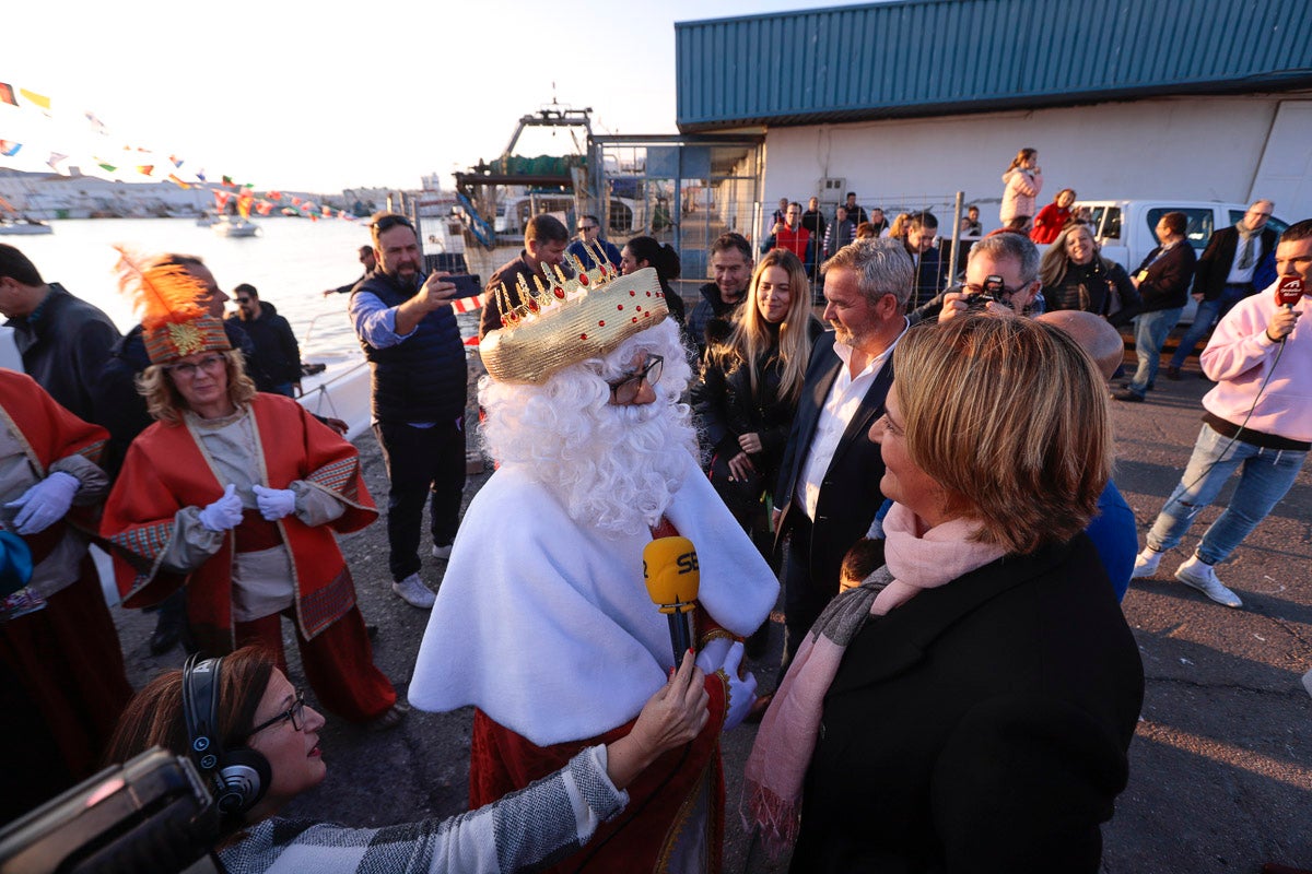 Cientos de personas salieron a recibir a sus majestades desde la llegada al puerto y durante las carrozas