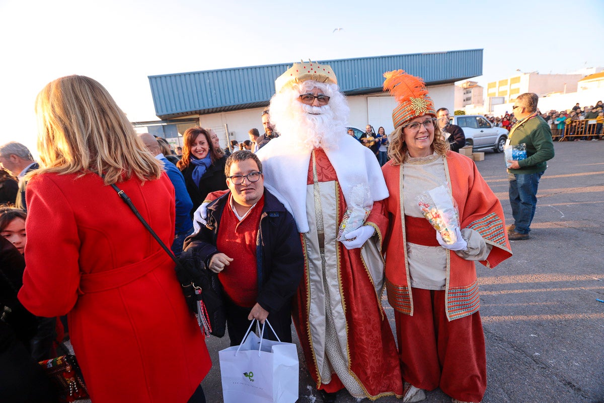 Cientos de personas salieron a recibir a sus majestades desde la llegada al puerto y durante las carrozas