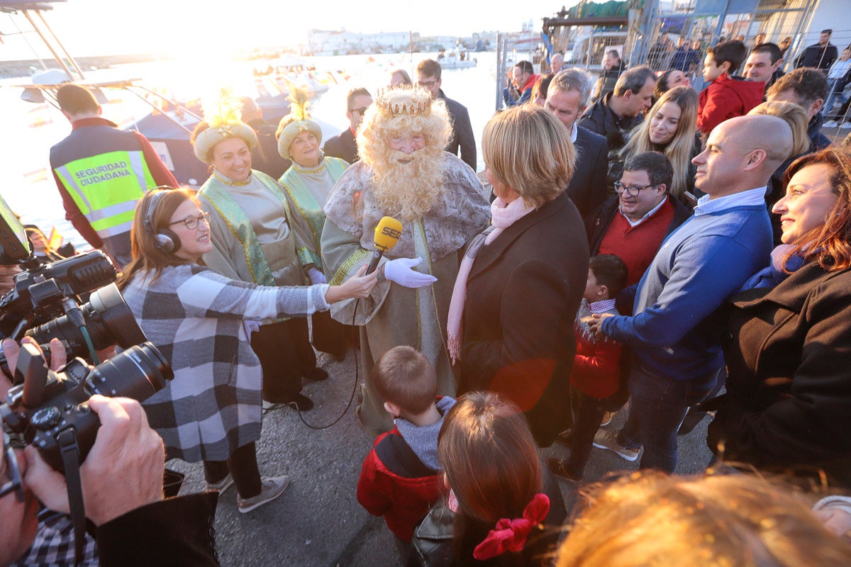 Cientos de personas salieron a recibir a sus majestades desde la llegada al puerto y durante las carrozas