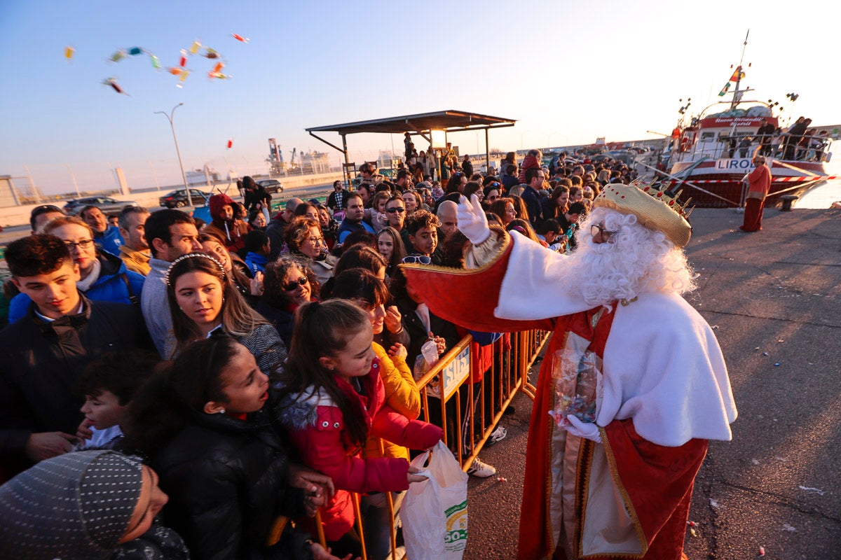 Cientos de personas salieron a recibir a sus majestades desde la llegada al puerto y durante las carrozas