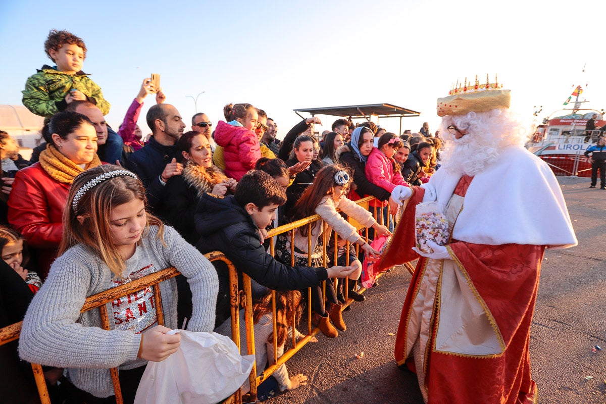 Cientos de personas salieron a recibir a sus majestades desde la llegada al puerto y durante las carrozas