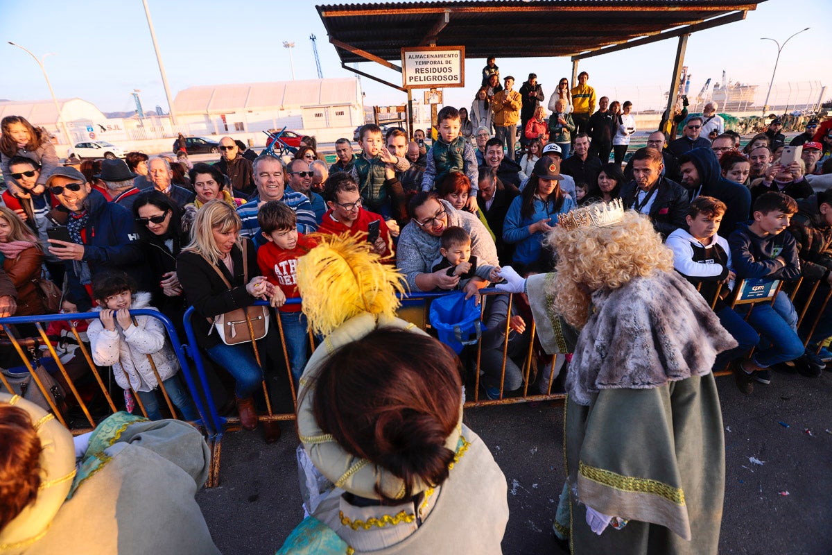 Cientos de personas salieron a recibir a sus majestades desde la llegada al puerto y durante las carrozas