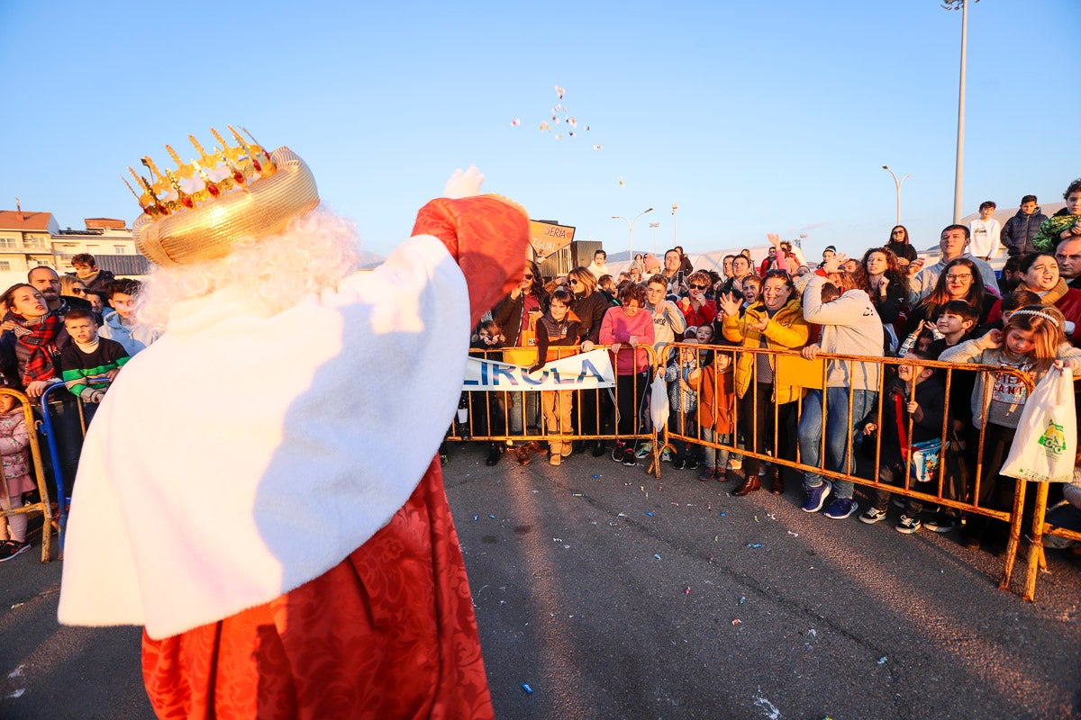 Cientos de personas salieron a recibir a sus majestades desde la llegada al puerto y durante las carrozas