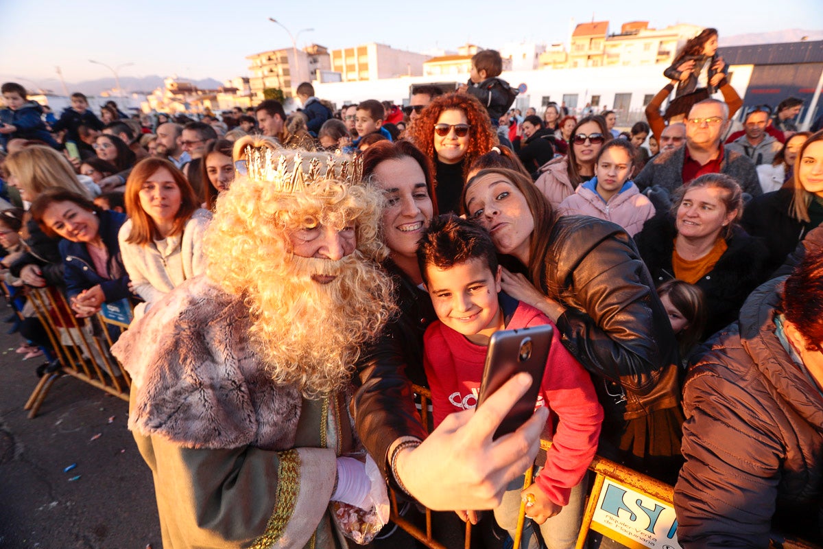 Cientos de personas salieron a recibir a sus majestades desde la llegada al puerto y durante las carrozas