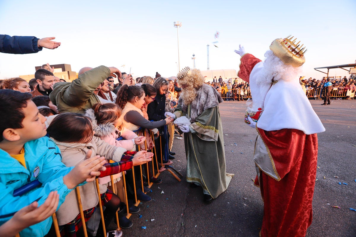 Cientos de personas salieron a recibir a sus majestades desde la llegada al puerto y durante las carrozas