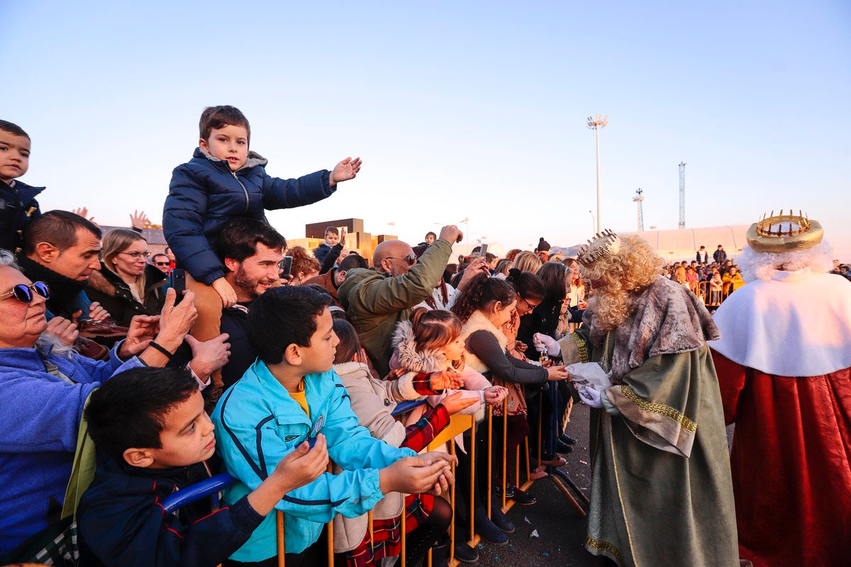 Cientos de personas salieron a recibir a sus majestades desde la llegada al puerto y durante las carrozas