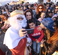 Cientos de personas salieron a recibir a sus majestades desde la llegada al puerto y durante las carrozas