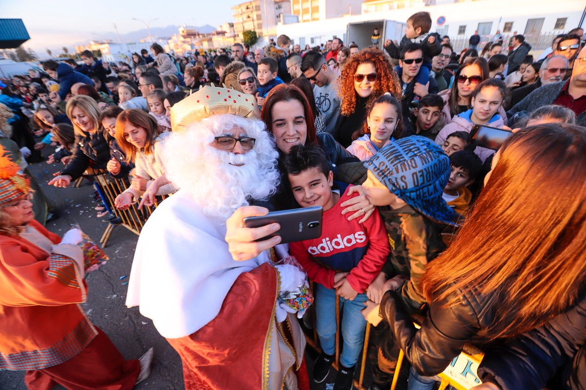 Cientos de personas salieron a recibir a sus majestades desde la llegada al puerto y durante las carrozas