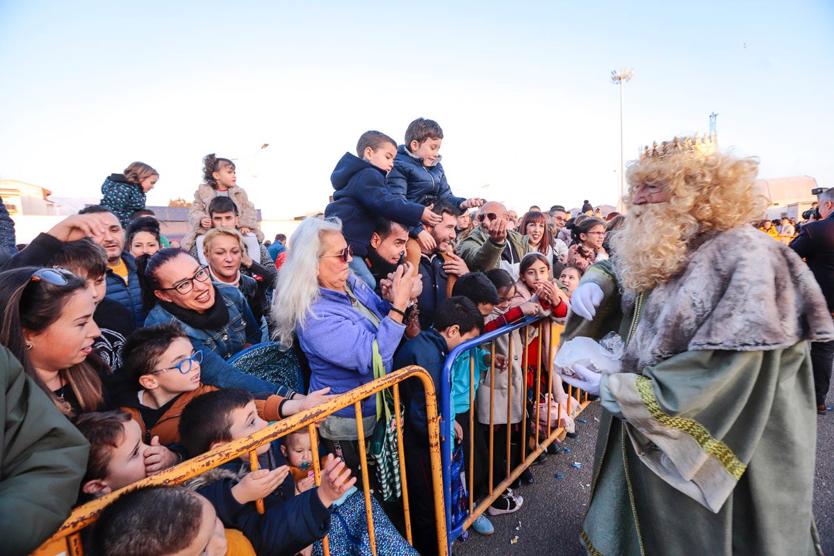 Cientos de personas salieron a recibir a sus majestades desde la llegada al puerto y durante las carrozas