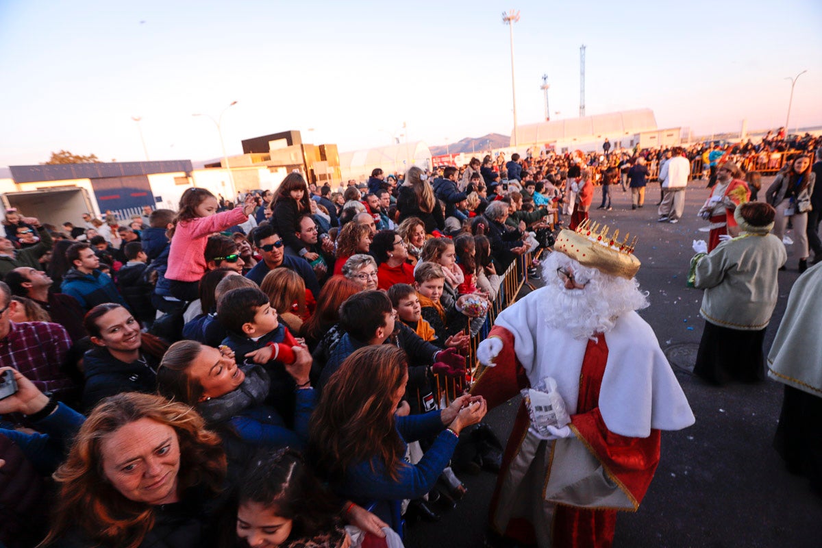 Cientos de personas salieron a recibir a sus majestades desde la llegada al puerto y durante las carrozas