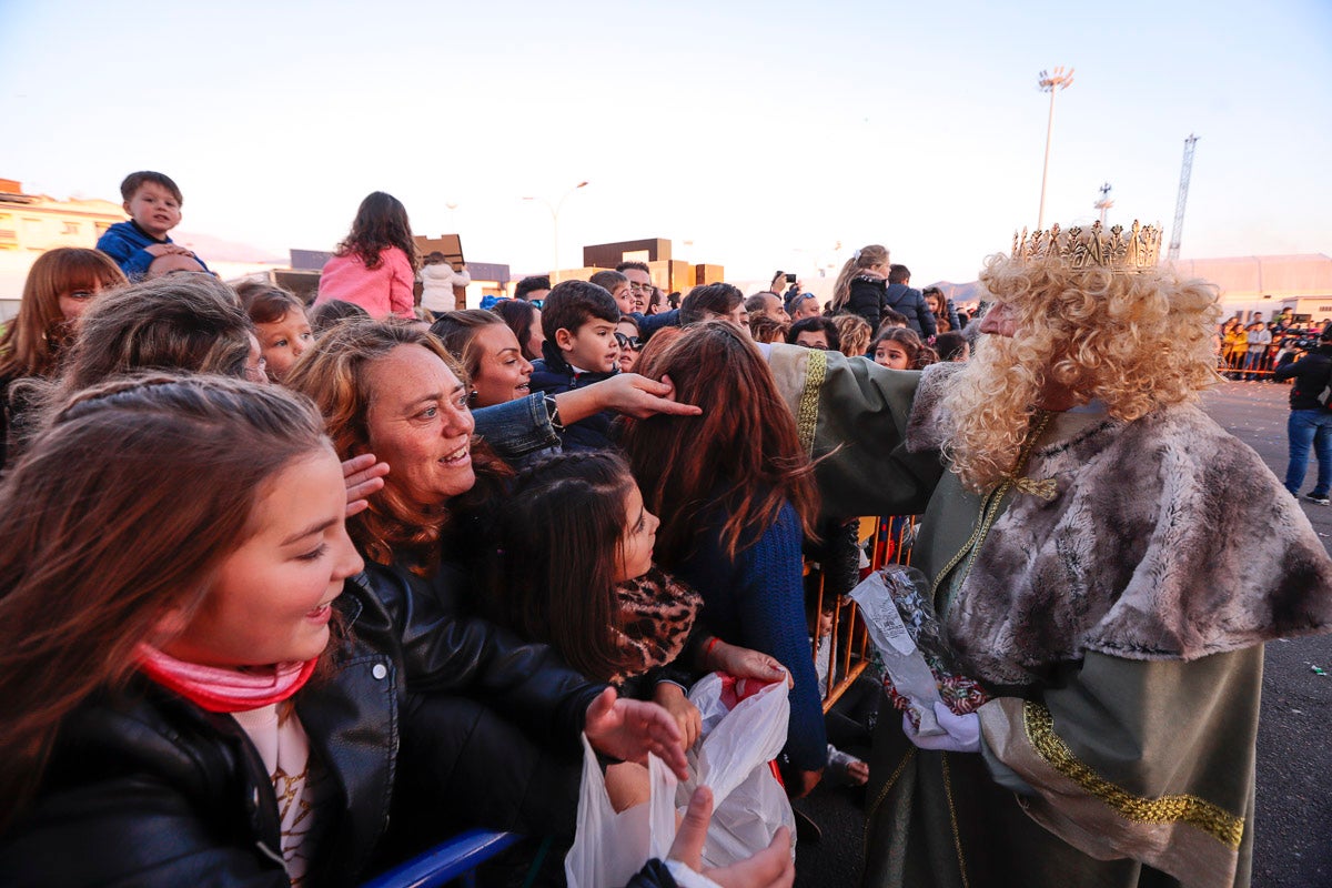 Cientos de personas salieron a recibir a sus majestades desde la llegada al puerto y durante las carrozas