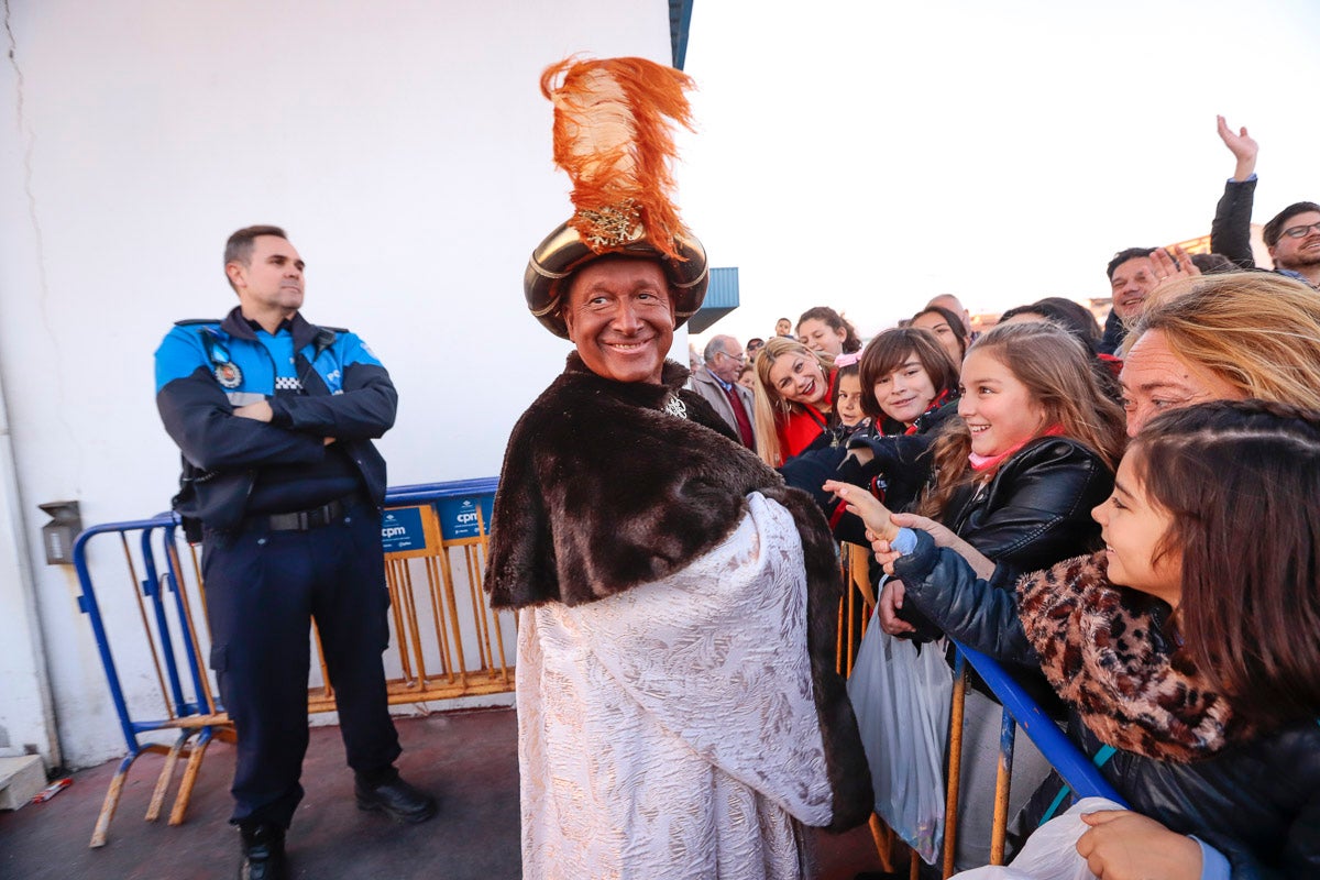 Cientos de personas salieron a recibir a sus majestades desde la llegada al puerto y durante las carrozas
