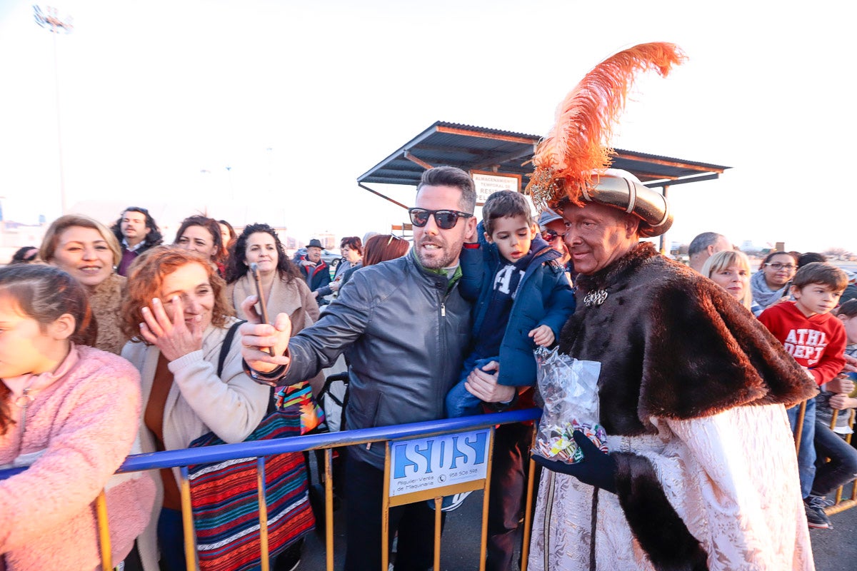 Cientos de personas salieron a recibir a sus majestades desde la llegada al puerto y durante las carrozas