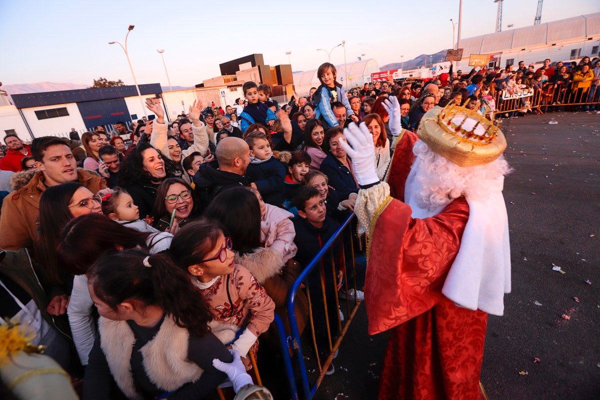 Cientos de personas salieron a recibir a sus majestades desde la llegada al puerto y durante las carrozas