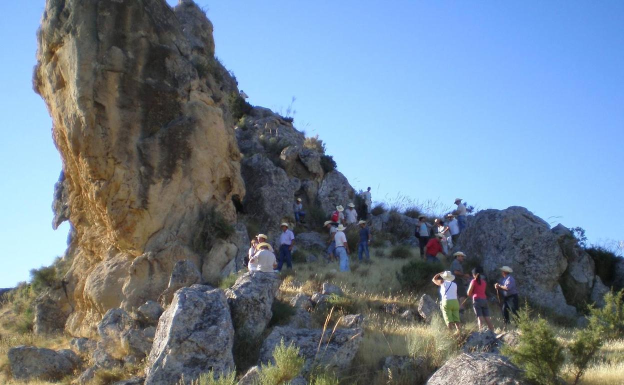 Excursionistas del programa 'Ruta de los Íberos', en Hinojares. 