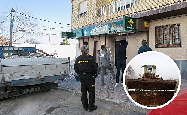 Los ladrones que levantaron el cajero con un bulldózer en Moreda se liaron a pedradas con los testigos