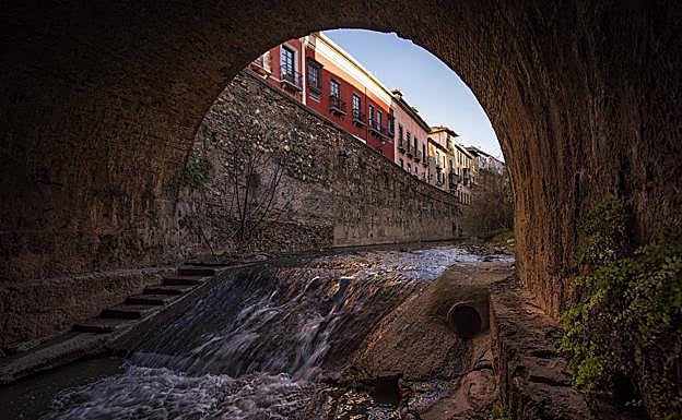 Imagen principal - 1. Vista de la Carrera desde el embovedado del río Darro. / 2. La noria navideña. / 3. La cuesta de Gomérez desde la Puerta de las Granadas.