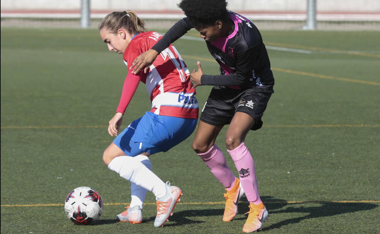 Adriana protege el balón ante una defensora rival. 