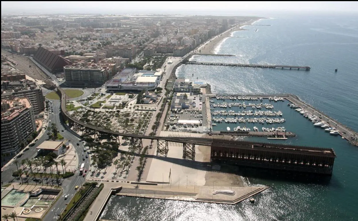 Vista aérea del puerto deportivo y el Cable Inglés de la ciudad de Almería.