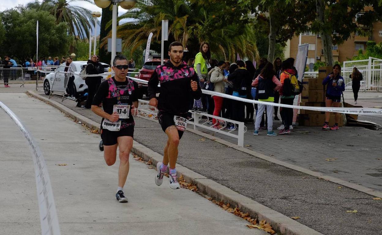 Moisés Osuna (i) junto a su guía en plena competición. :: IDEAL