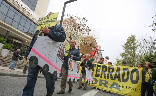 Miles de granadinos se manifestaron en abril de 2018 contra el aislamiento ferroviario. 