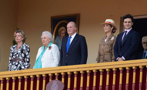 La infanta Pilar, acompañada del rey Juan Carlos y de su familia, en la plaza de toros de Aranjuez el año pasado.