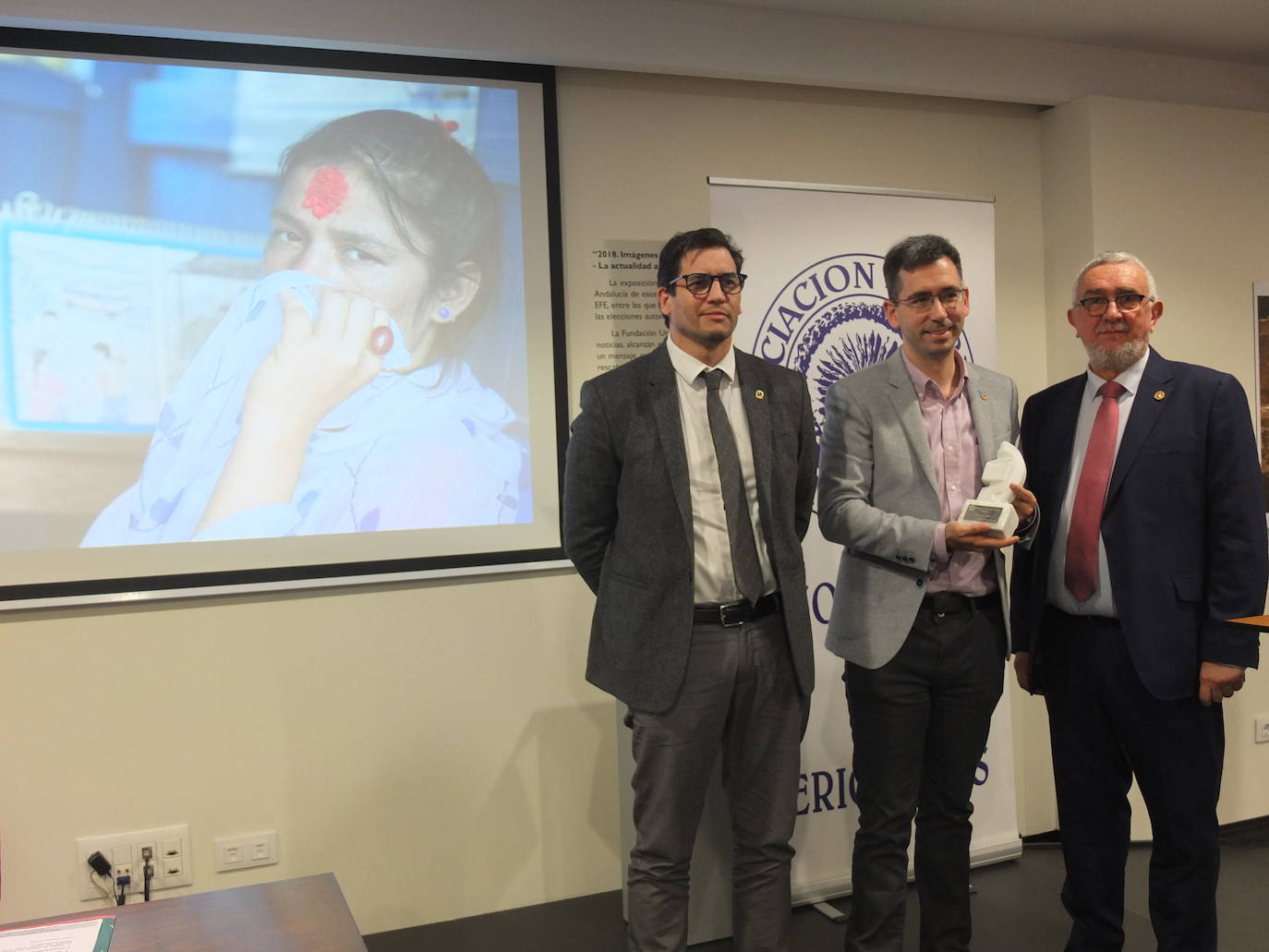 Rafael Muñoz, de Fundación Unicaja; Zigor Aldama; y José M. Granados, presidente de la APAL