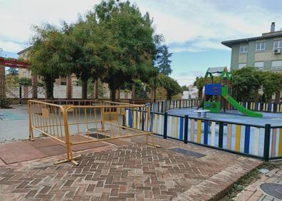 Imagen secundaria 1 - La antigua pérgola en Francisco López Burgos; piden más seguridad en la plaza del Rocío; la plaza Rafael Guillén, entre vallas.