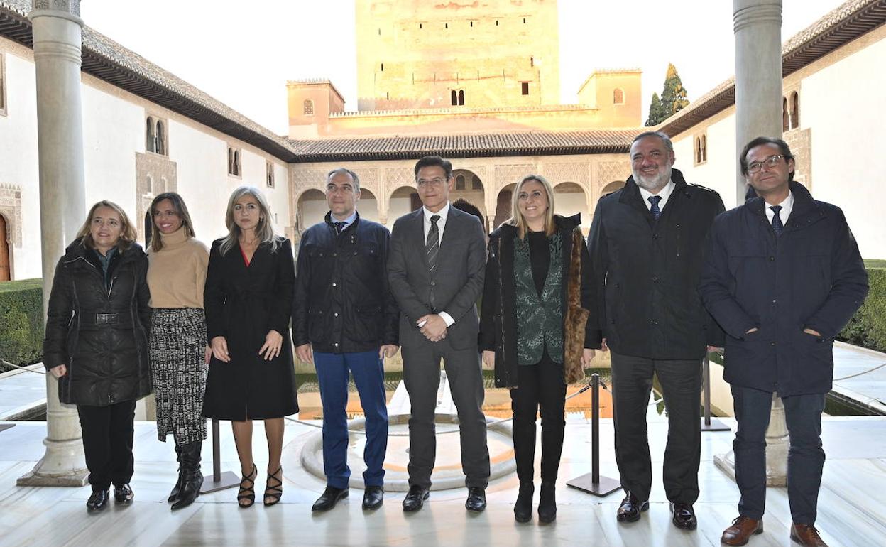 Representantes políticos este jueves en la Alhambra. 