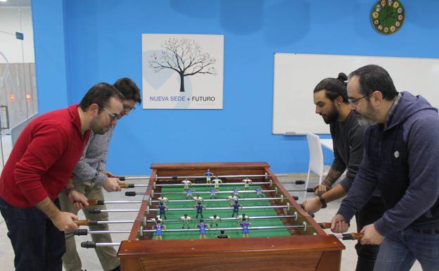 Jugando al futbolín antes de seguir trabajando. 