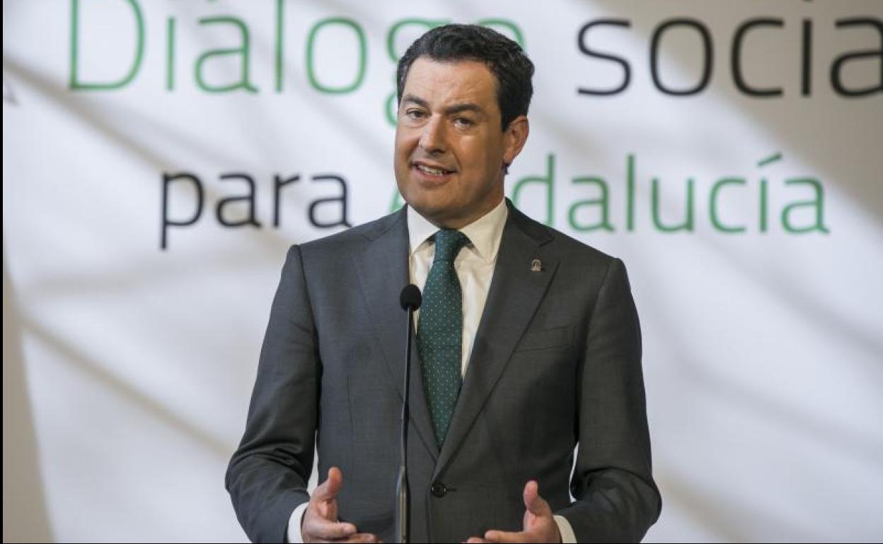 El presidente de la Junta de Andalucía, Juanma Moreno , atiende a los medios tras la reunión de la Mesa de Diálogo Social. 