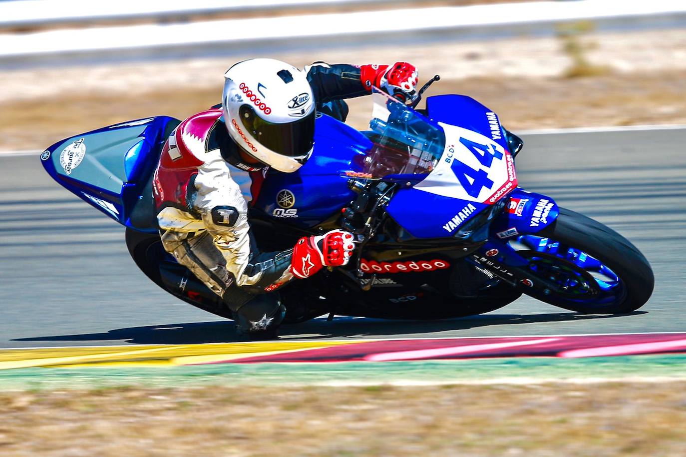 Yousef Mohammed Adarwish, con su moto en el trazado de Tabernas. 