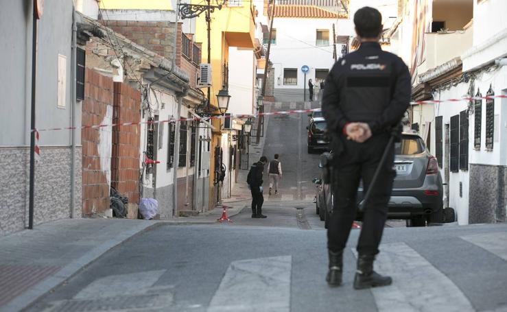 Policía Nacional custodia el hospital donde está ingresada la mujer que han disparado en Granada e investiga la zona del suceso