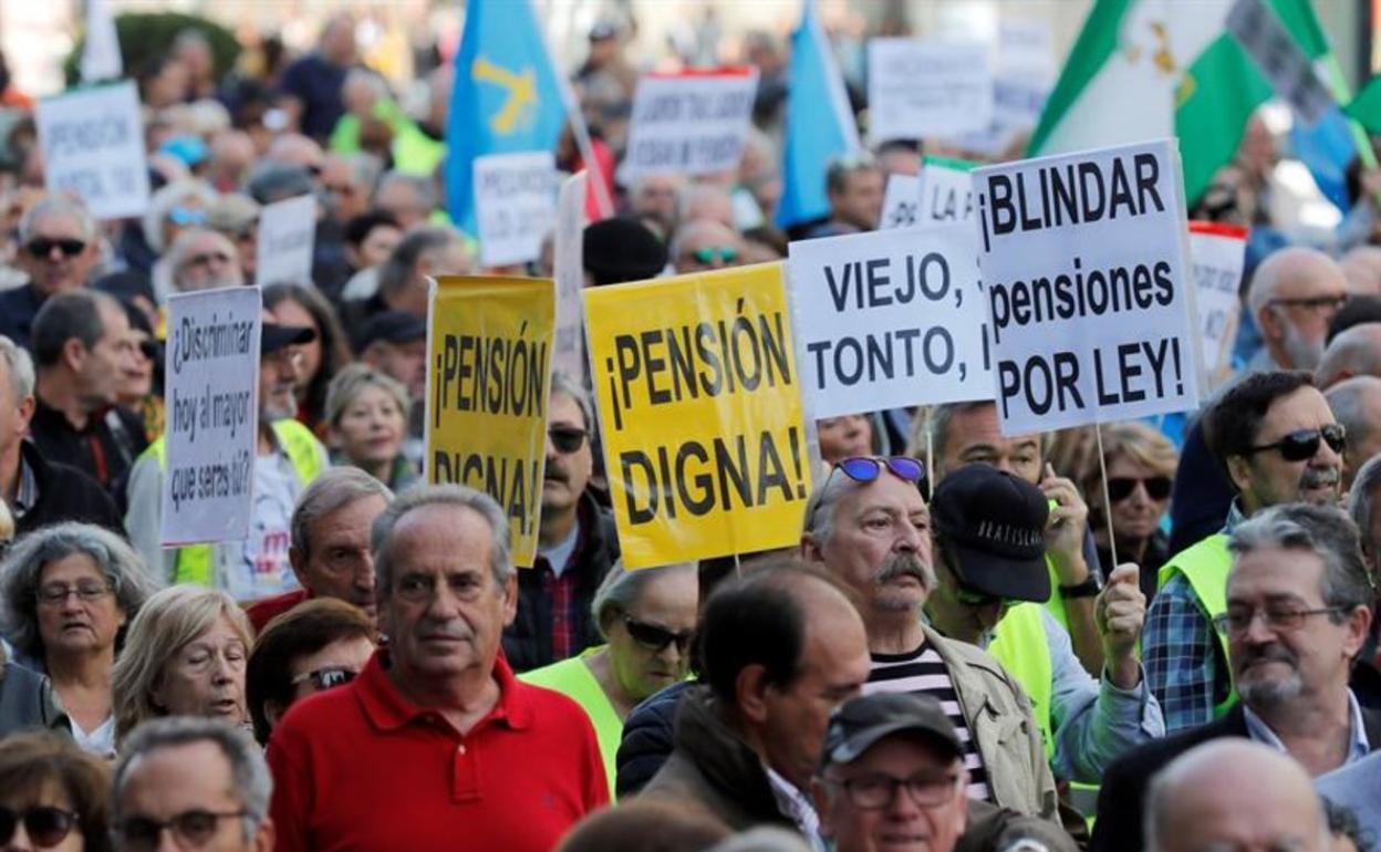 Pensionistas se manifiestan en Madrid pidiendo mejoras en para las pensiones públicas. 