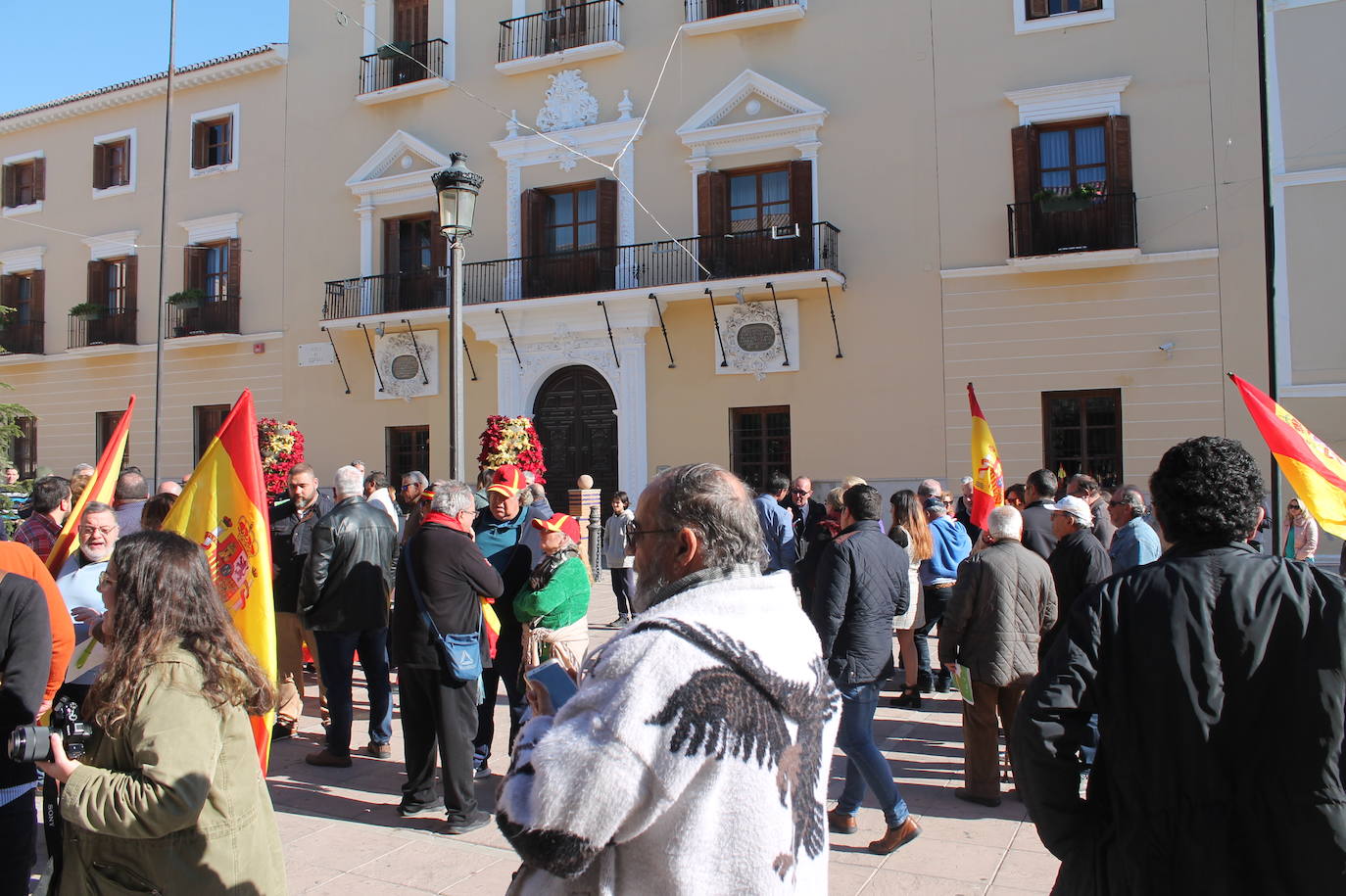 Fotos: 200 vecinos de Motril se concentran bajo el auspicio de Vox para «unir España»