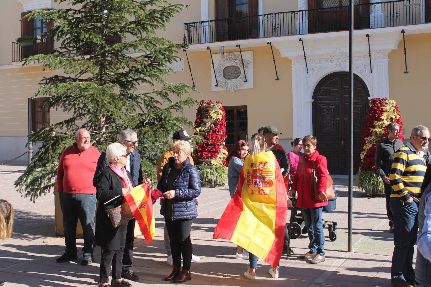 Fotos: 200 vecinos de Motril se concentran bajo el auspicio de Vox para «unir España»