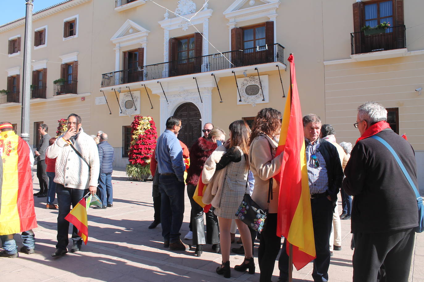 Fotos: 200 vecinos de Motril se concentran bajo el auspicio de Vox para «unir España»