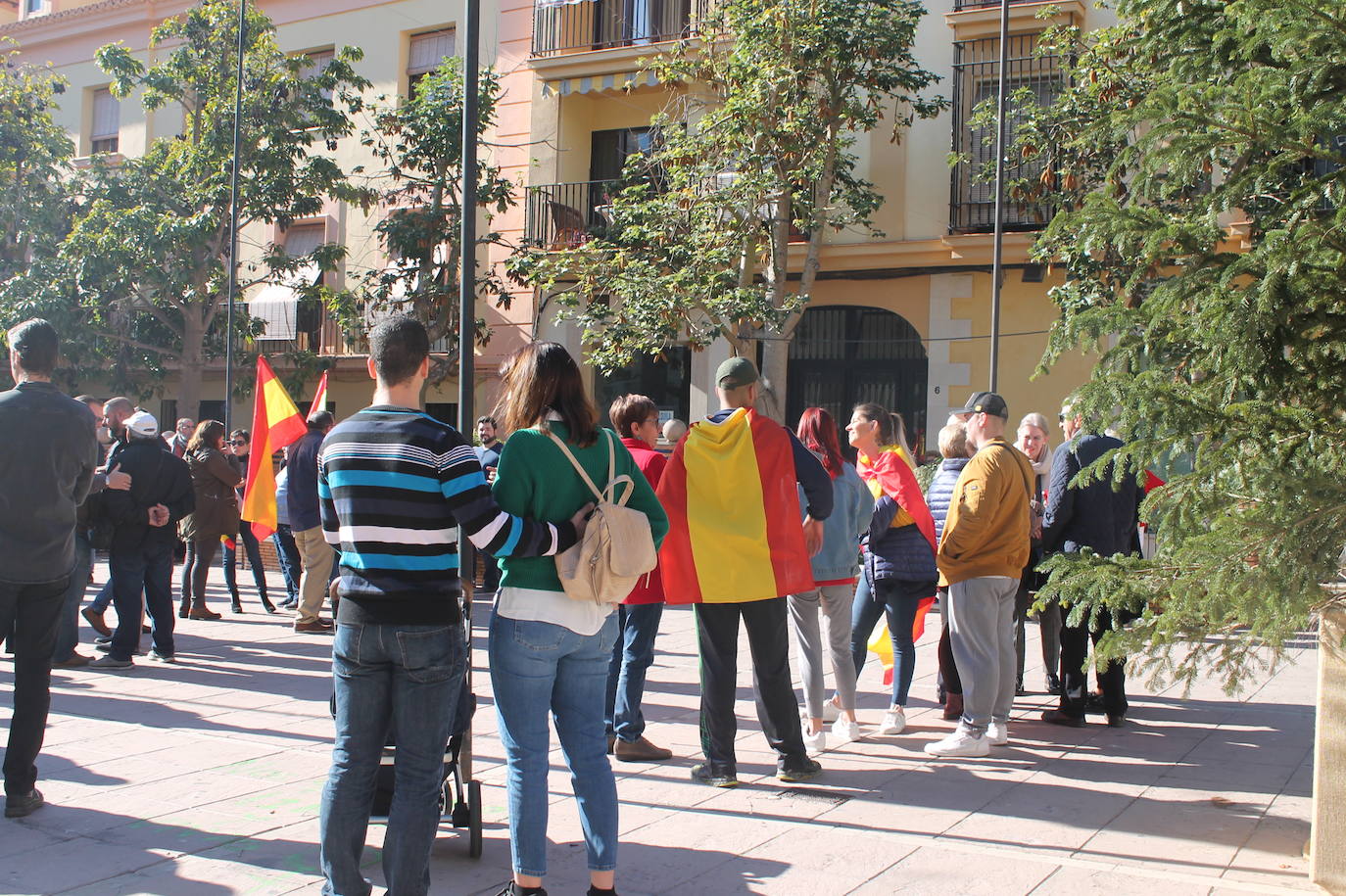 Fotos: 200 vecinos de Motril se concentran bajo el auspicio de Vox para «unir España»