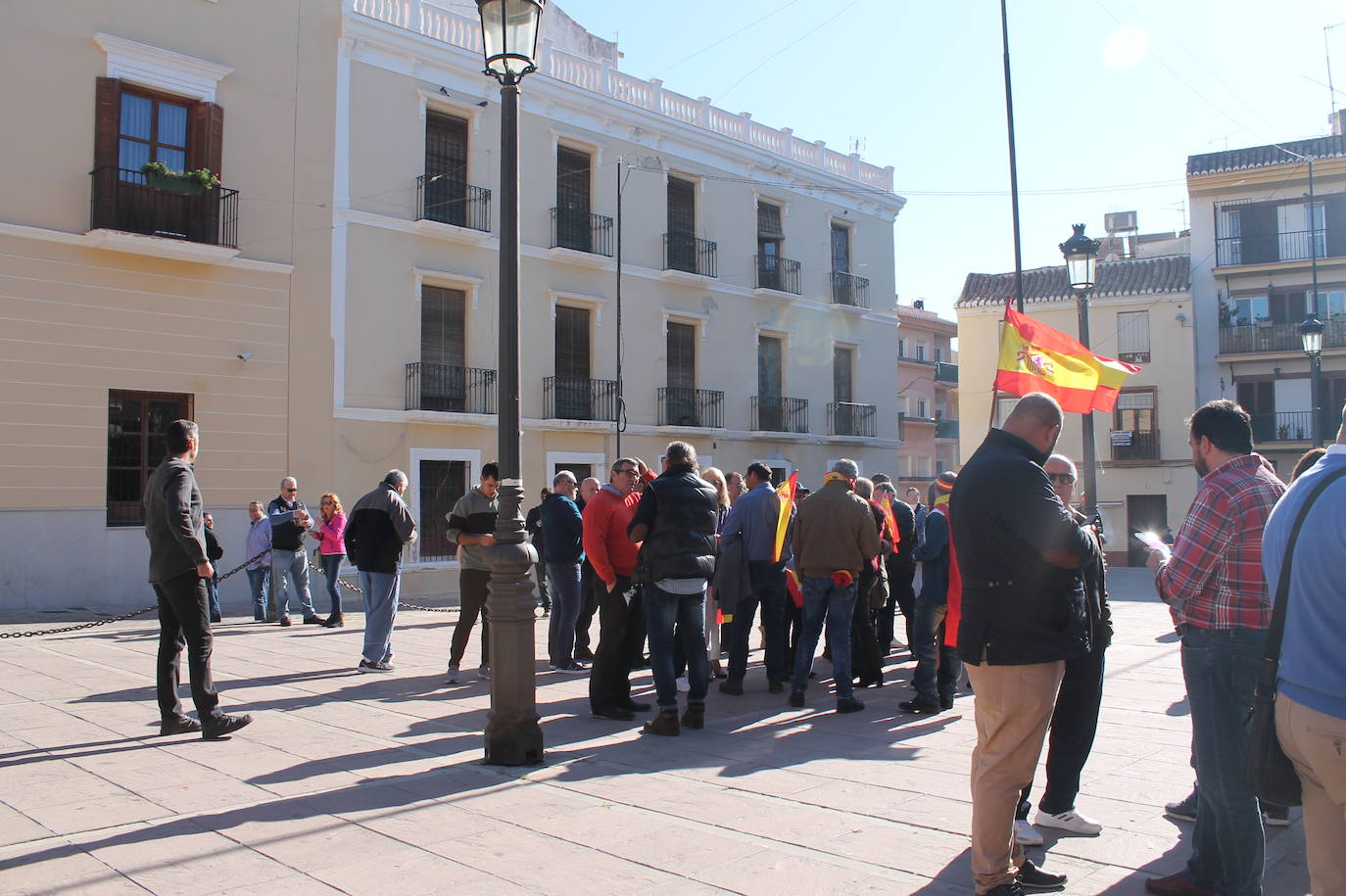 Fotos: 200 vecinos de Motril se concentran bajo el auspicio de Vox para «unir España»