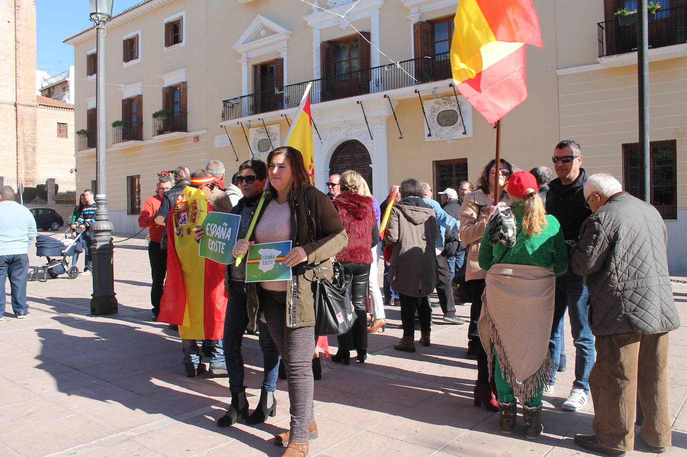 Fotos: 200 vecinos de Motril se concentran bajo el auspicio de Vox para «unir España»