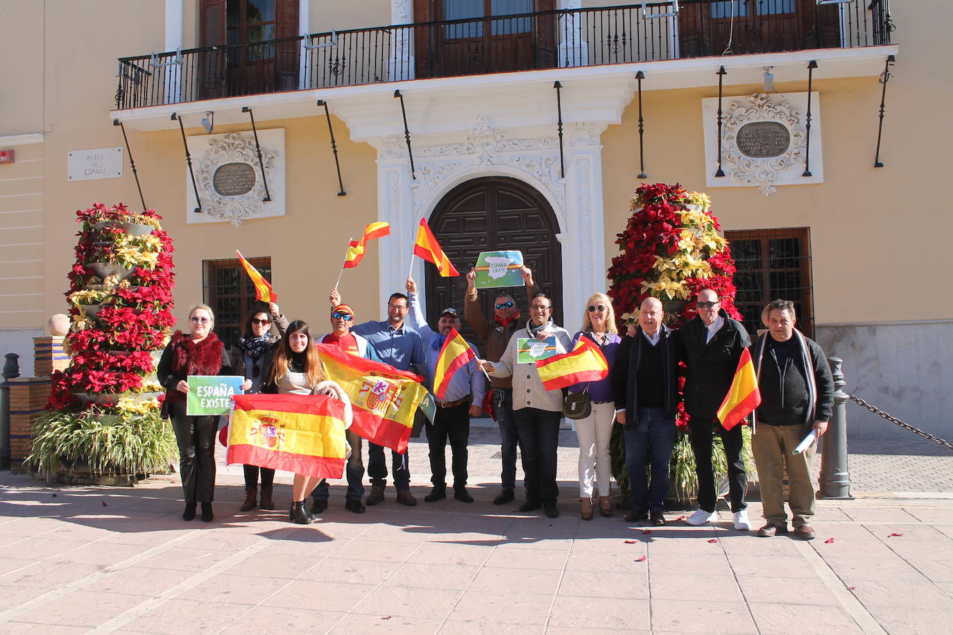 Fotos: 200 vecinos de Motril se concentran bajo el auspicio de Vox para «unir España»