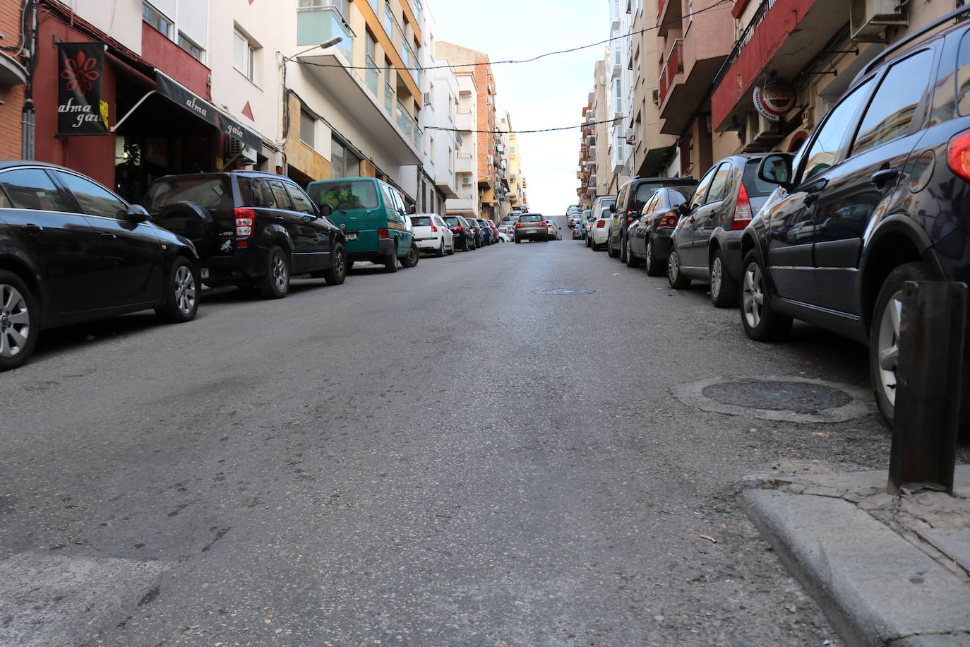 Reina del Egido Belén. Tuvieron que partirla en dos por piedad con los viandantes porque ni los escalones que tiene en sus costados son capaces de suavizarla.