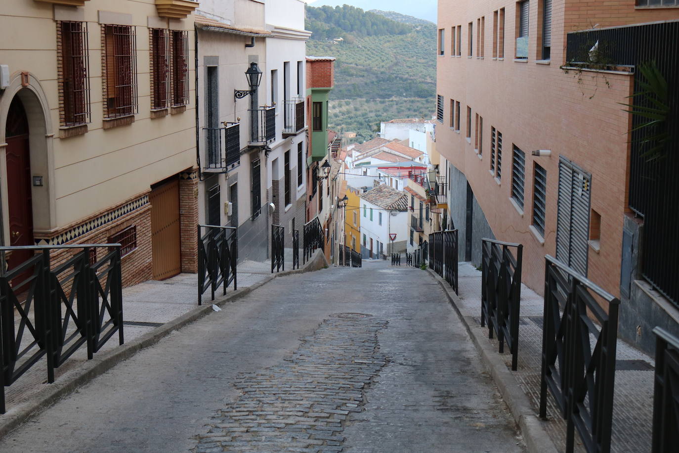 El nombre ya avisa de que en llano no vamos a andar pero lo que no se alcanza a adivinar es que esta calle, del Barrio de la Alcantarilla, puede fortalecernos los glúteos de la misma manera que una clase de spinning.