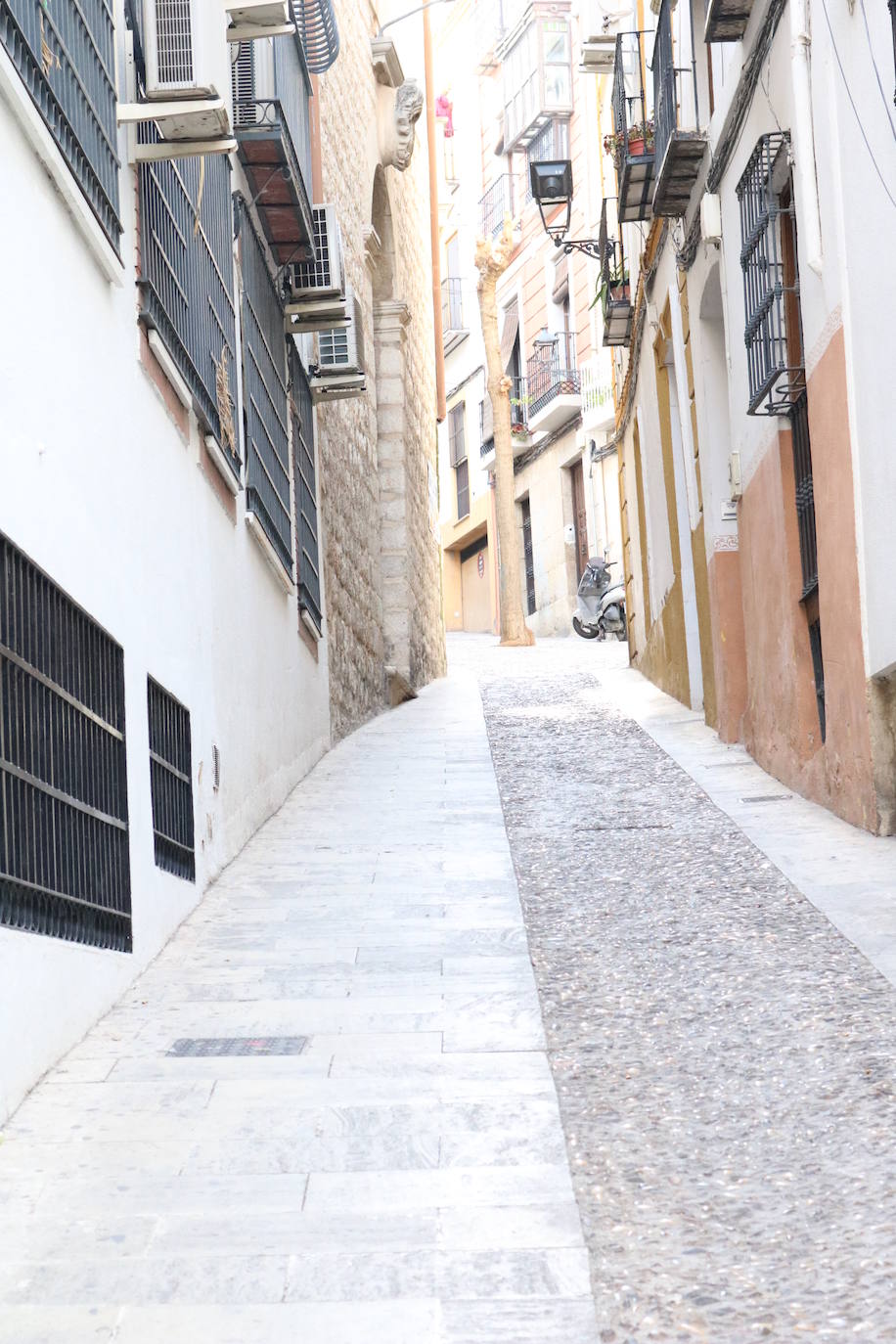 Los músicos jienenses la sufren a diario para llegar hasta el Conservatorio. Si a cualquier persona le cuesta escalarla imagínense a aquellos que han de hacerlo cargados con sus instrumentos.