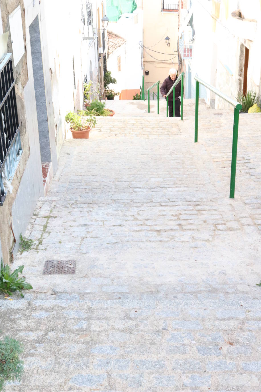 Escondida en el Barrio de la Merced es el castigo de los vecinos de la zona que al menos reciben la ayuda de una barandilla sin la que los escalones se harían murallas.