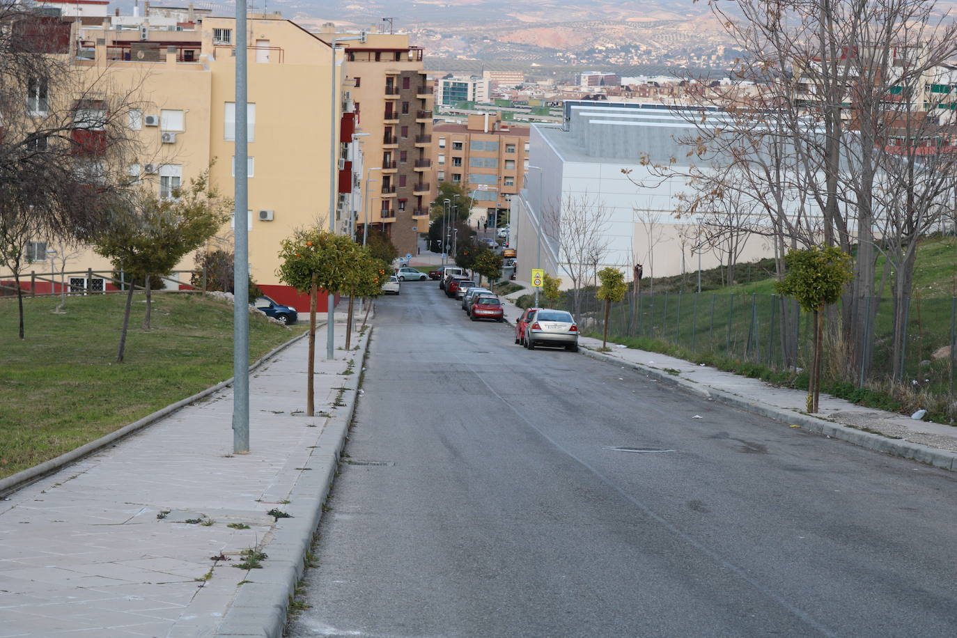Se encuentra junto al Parque Santi Rodríguez pero gracia no tiene ninguna. Ni los más atletas consiguen llegar al final de esta pared con el aliento intacto.