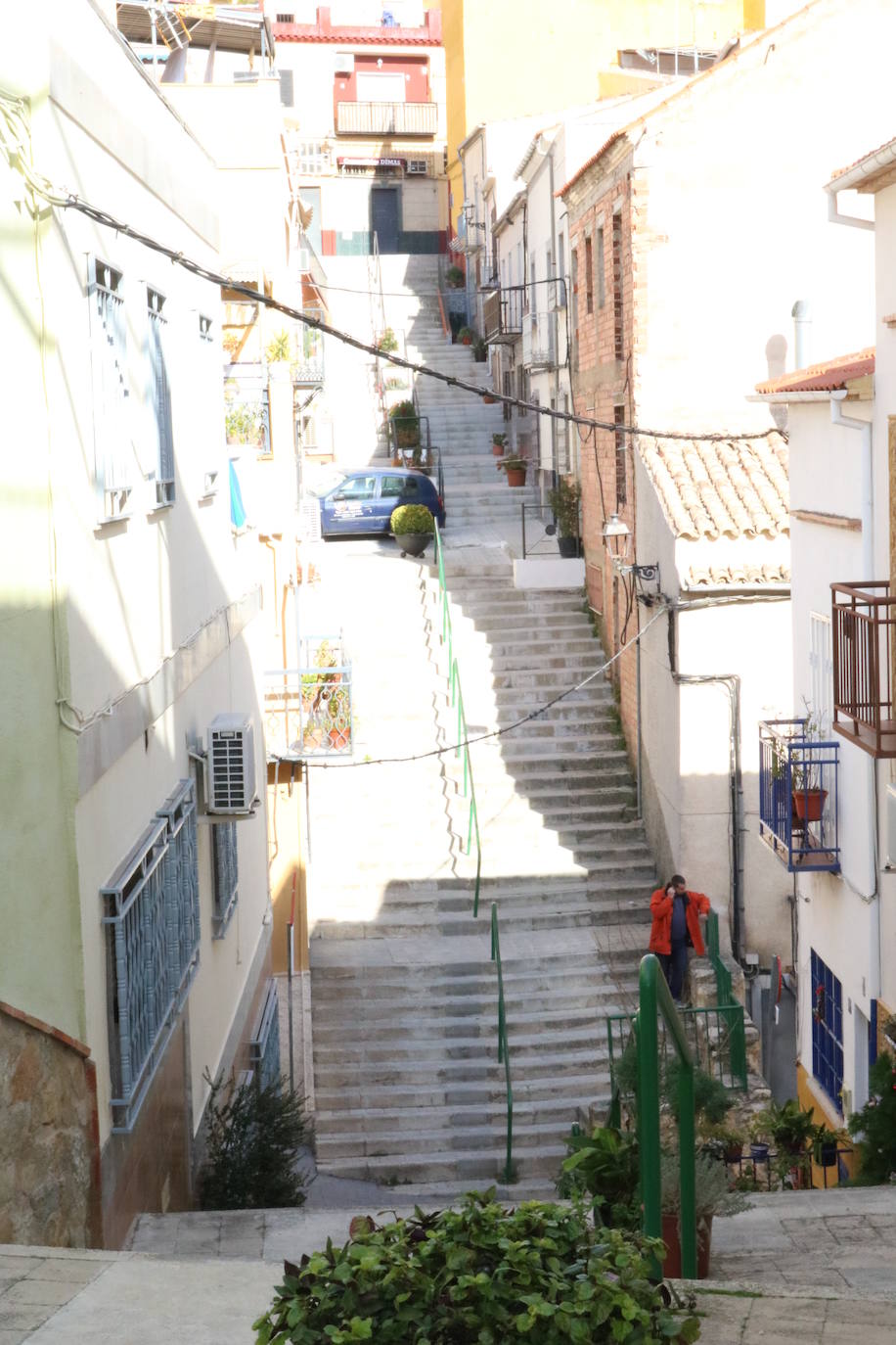 Es una de esas cuestas que serían imposibles de escalar sin escalones. Las vistas al Castillo y la mezcla de colores de las macetas de los vecinos hacen algo más agradable el esfuerzo que hay que hacer para subirla.