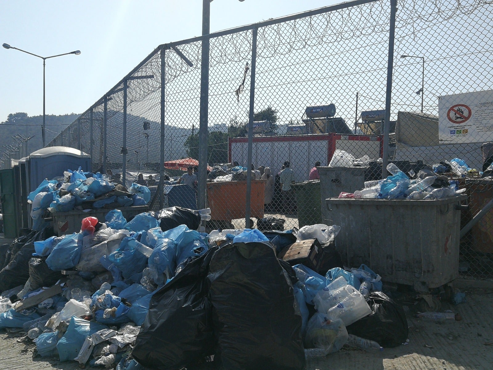 Mercedes, que ha pasado tres meses en Grecia, recoge ahora alimentos y productos de higiene para enviarlos a una oenegé local