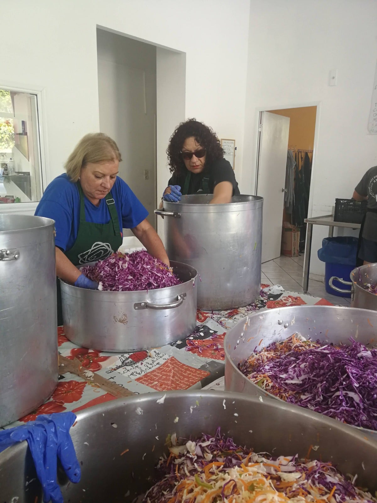 Mercedes, que ha pasado tres meses en Grecia, recoge ahora alimentos y productos de higiene para enviarlos a una oenegé local